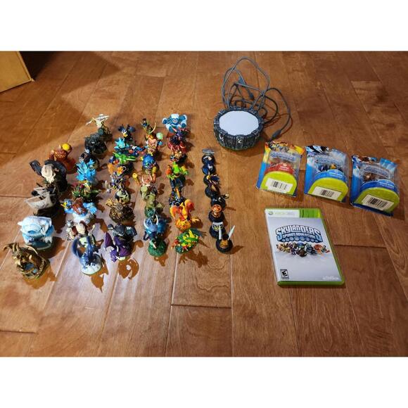 Skylanders. 46 figurines. portal & game. W/stickers and character cards